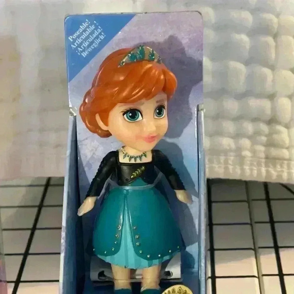 Disney’s Frozen Anna Doll - Picture 1 of 3